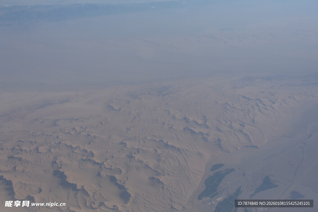 俯瞰广袤沙漠景观