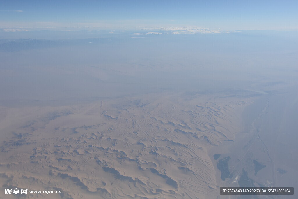 高空俯瞰广袤沙漠景观