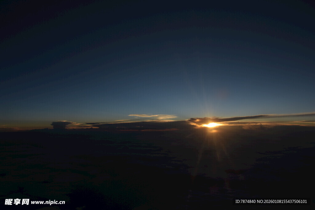 日出时分的广阔原野景色