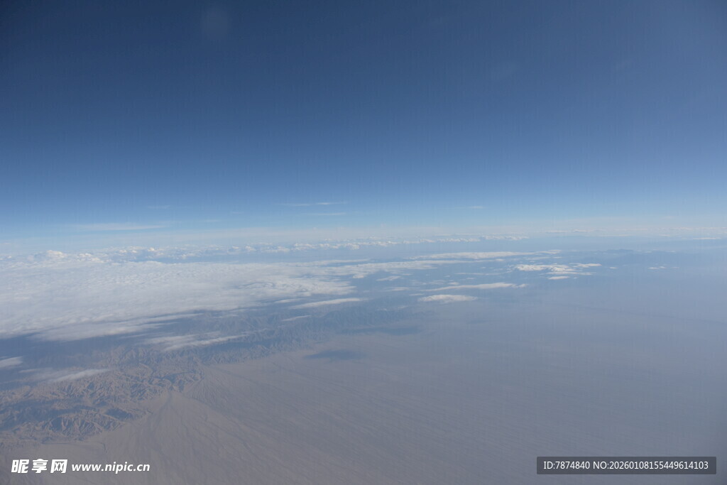 高空俯瞰云海与大地景观