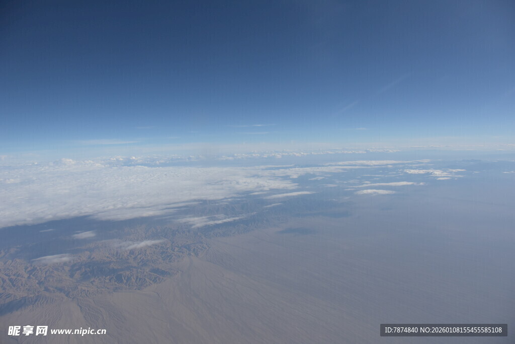 高空俯瞰云海与大地景观