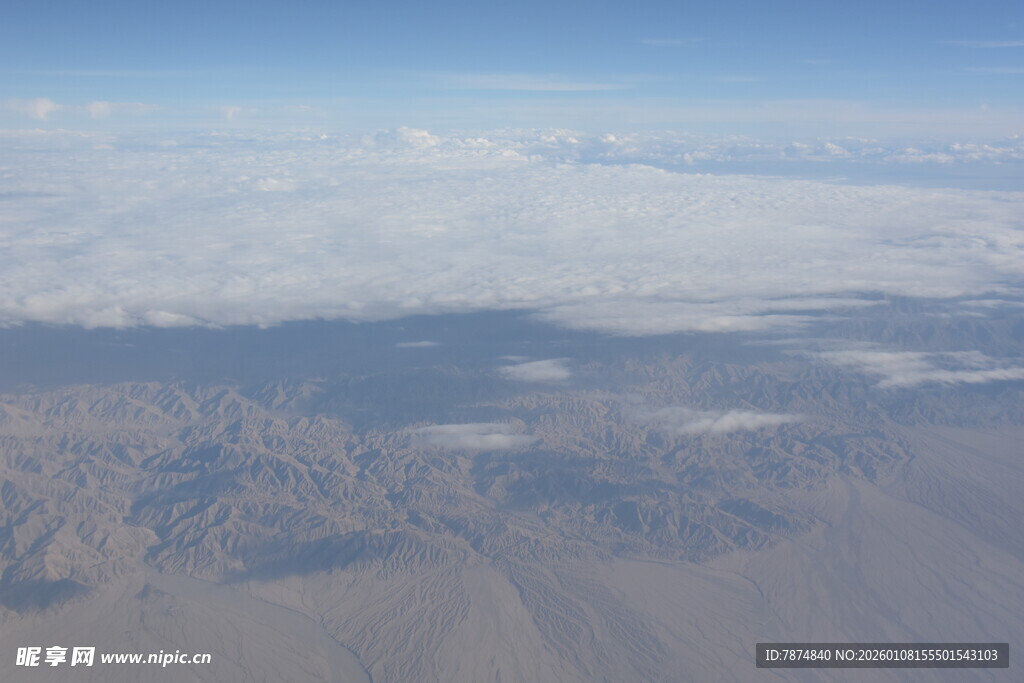 高空俯瞰大地与云海景观