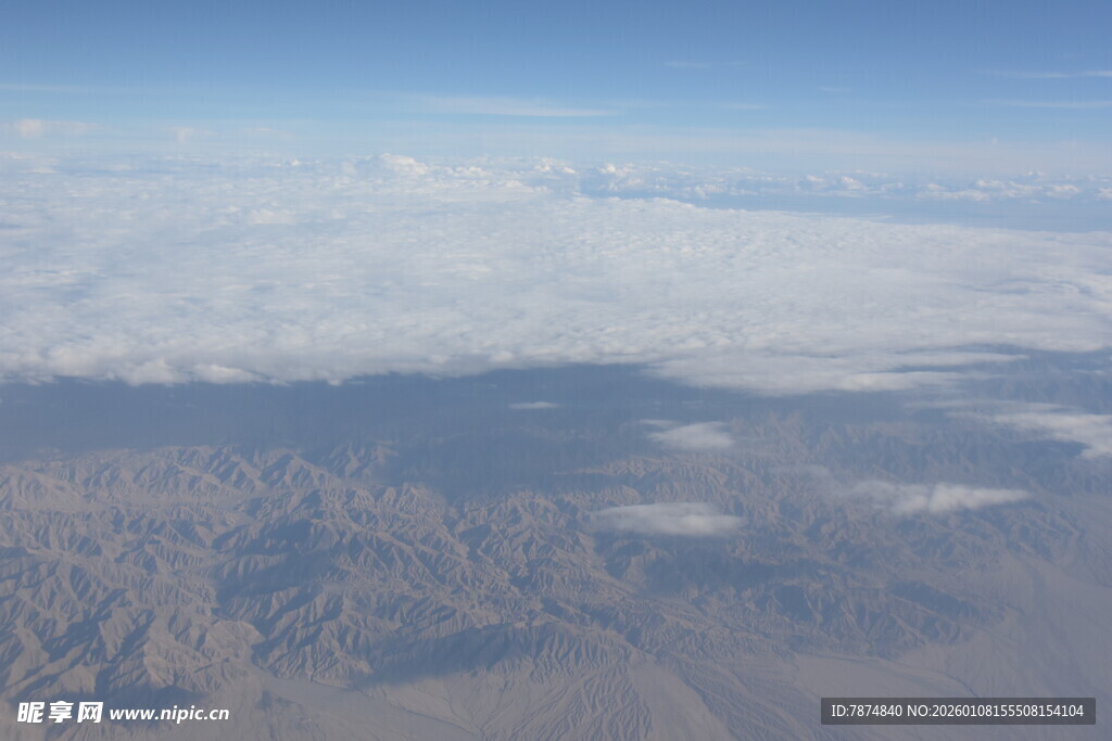高空俯瞰大地与云海