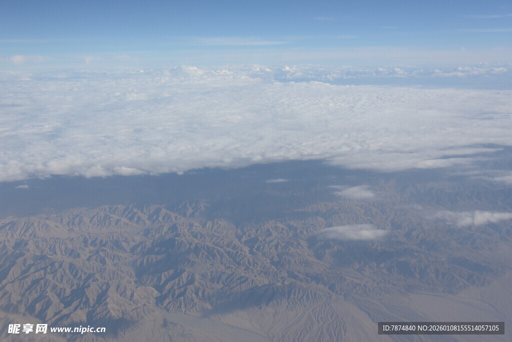 高空俯瞰云海与大地景观