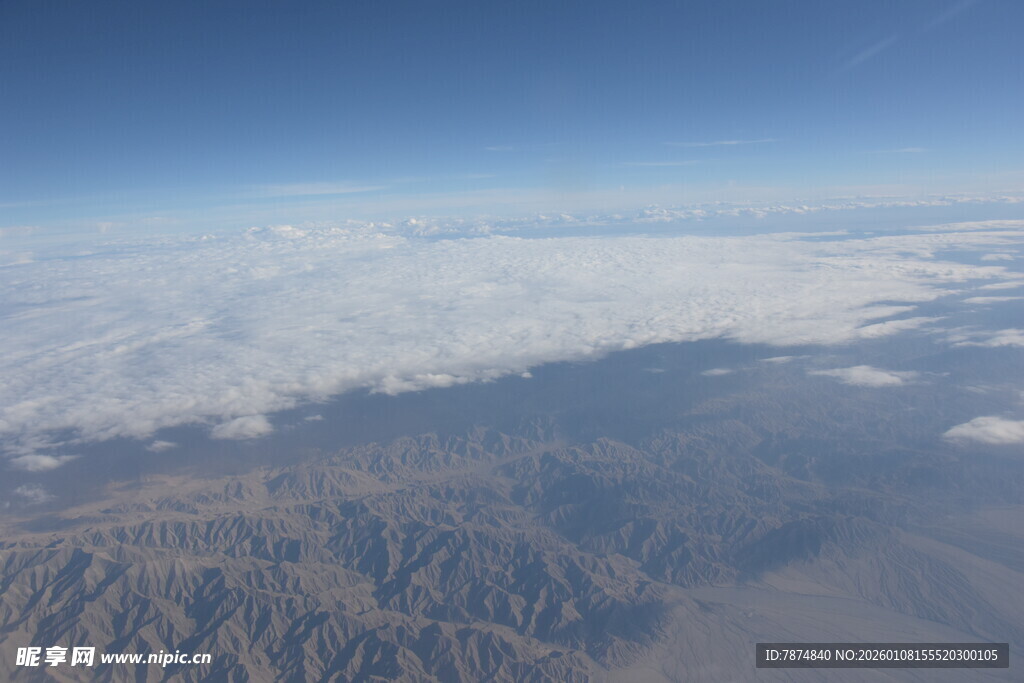 高空俯瞰云海与山脉