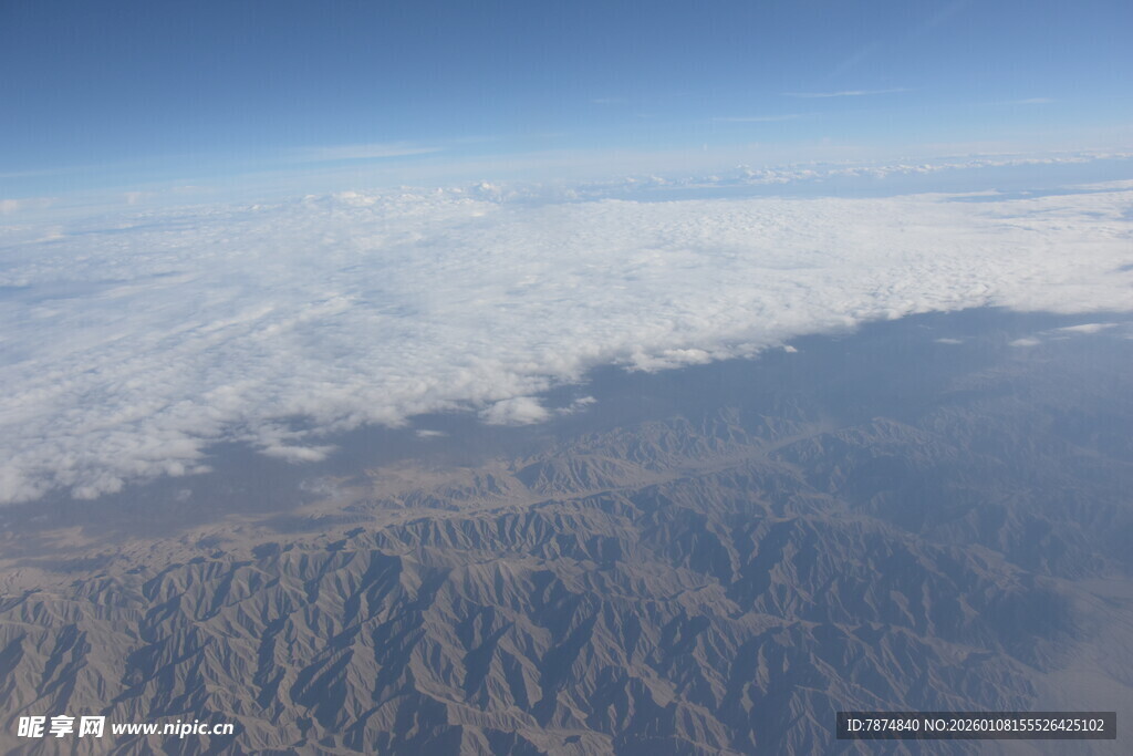 高空俯瞰山脉与云海景观