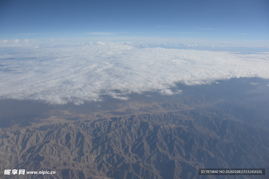 高空俯瞰云海与山脉