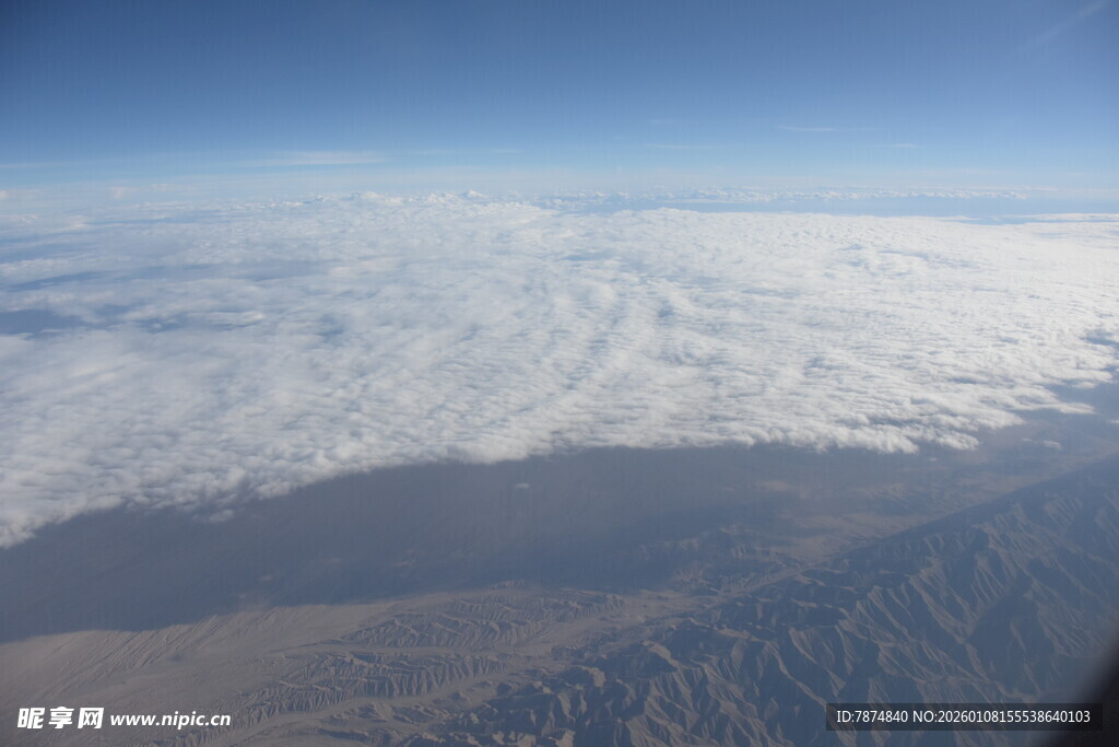 高空俯瞰云海与大地景观