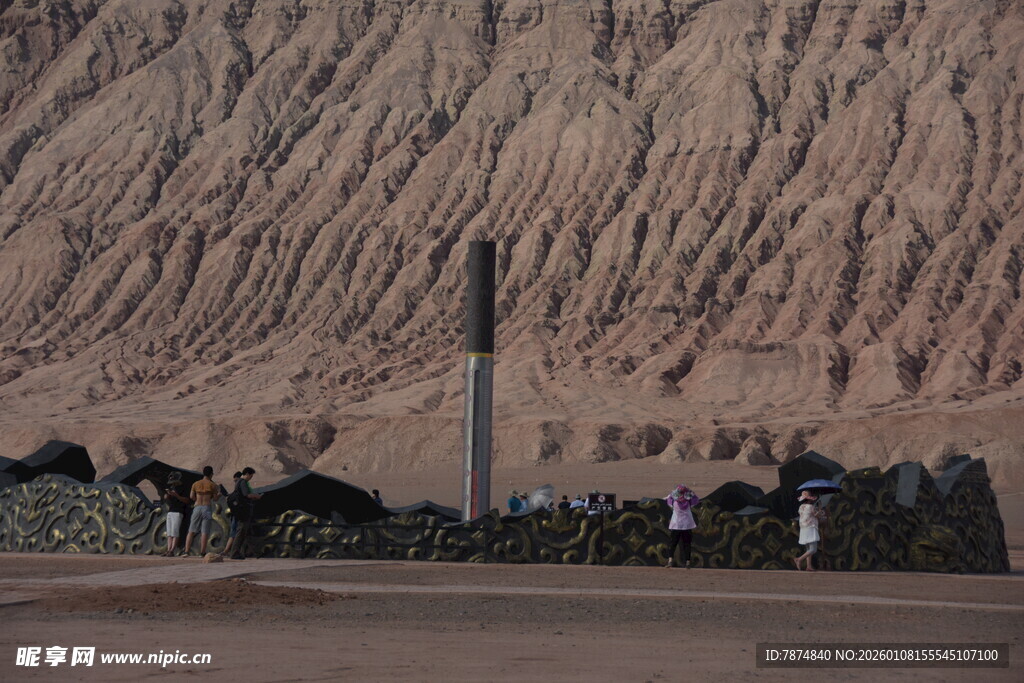 沙漠驼队与壮丽沙丘景观