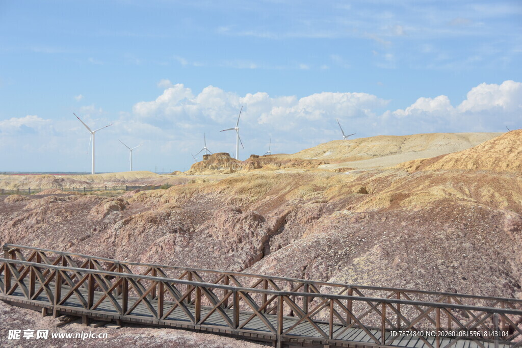 荒凉地貌中的铁架桥