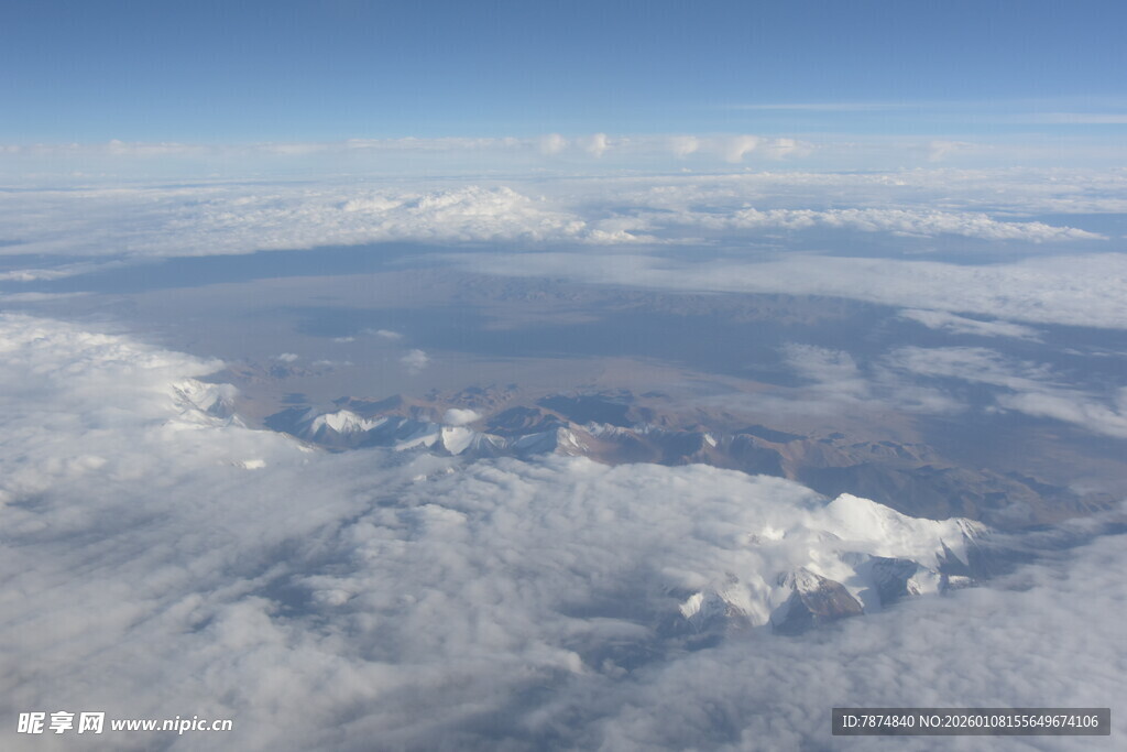 高空俯瞰连绵雪山美景