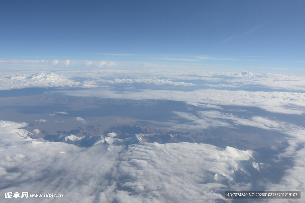 高空俯瞰云海壮丽景观