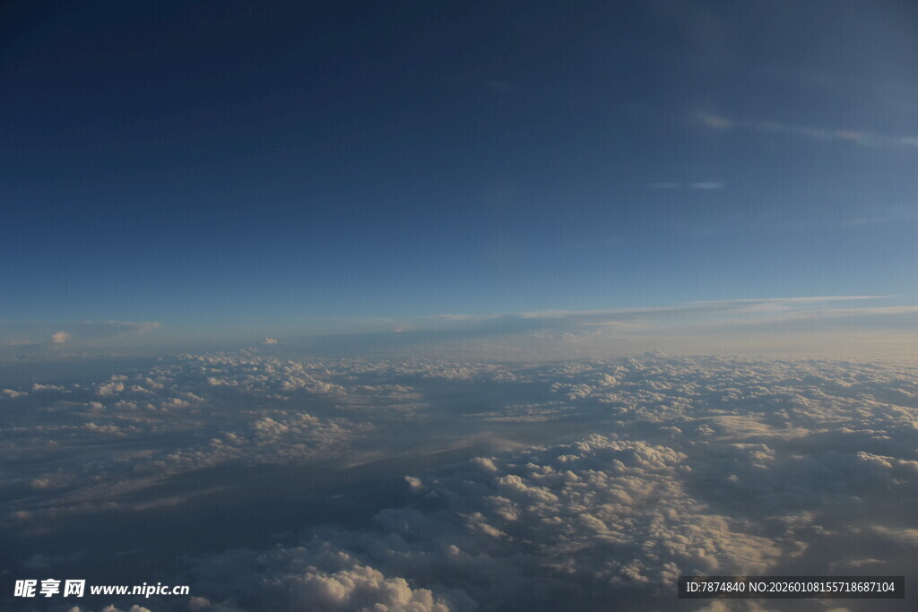 高空俯瞰云海美景