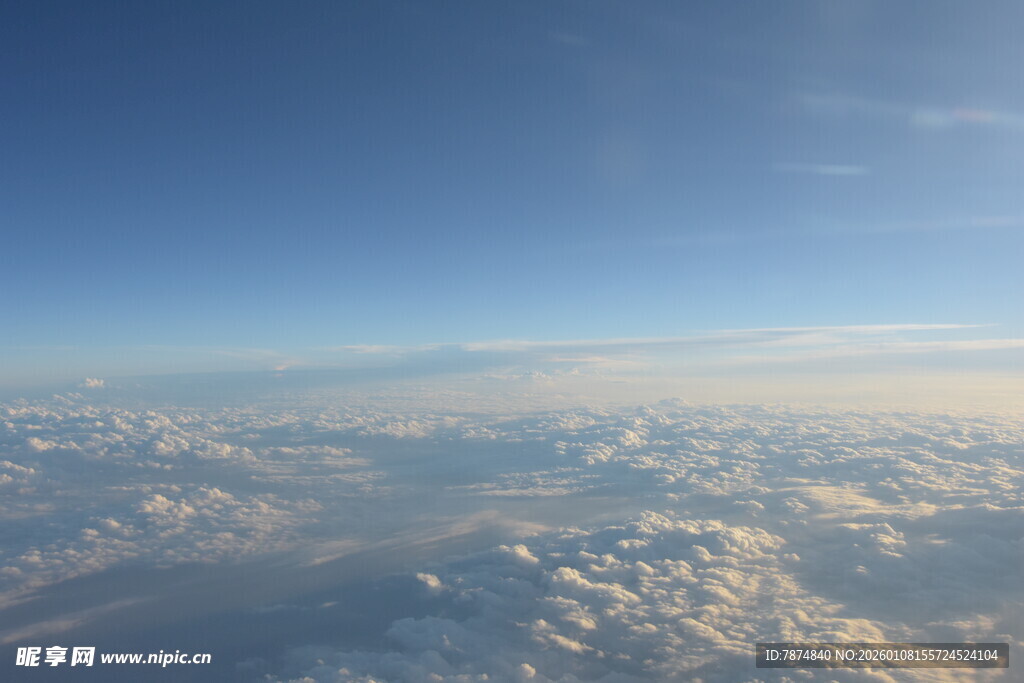 高空俯瞰云海壮丽景观