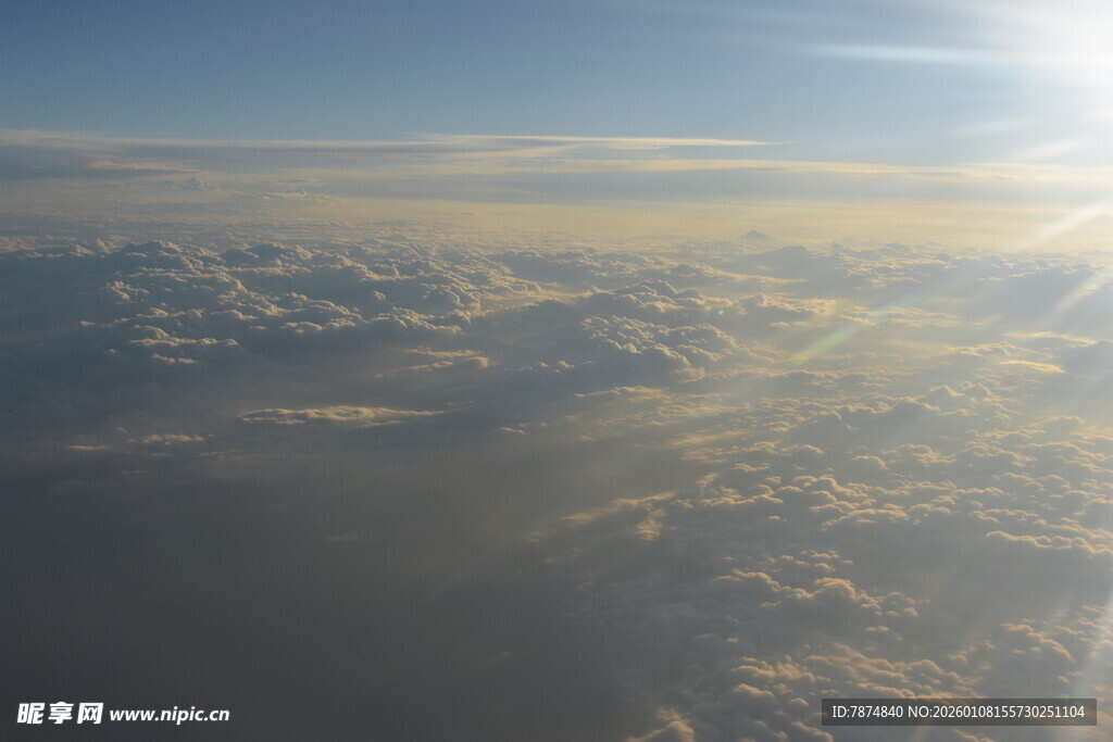 高空俯瞰云海与阳光美景