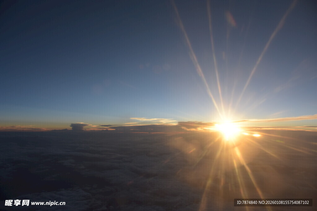 高空之上的壮丽日出景观