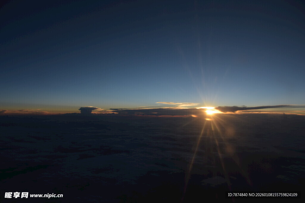 高空之上的壮丽日出景象