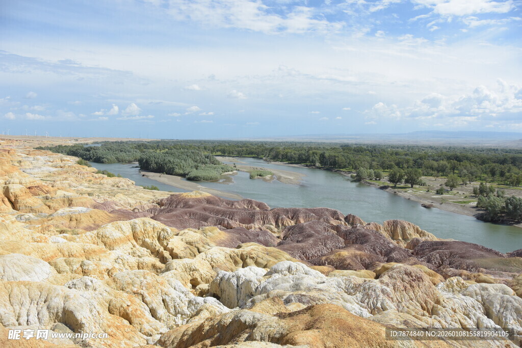 五彩河岸边的河流景观