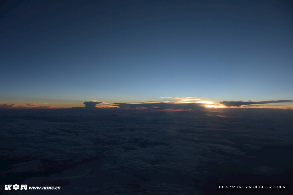 高空云海间的壮丽日出