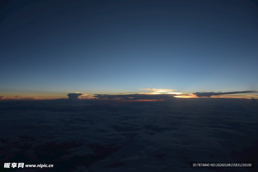 黄昏时分的广袤大地景观