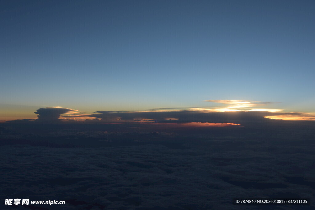 高空云海中的壮丽日出
