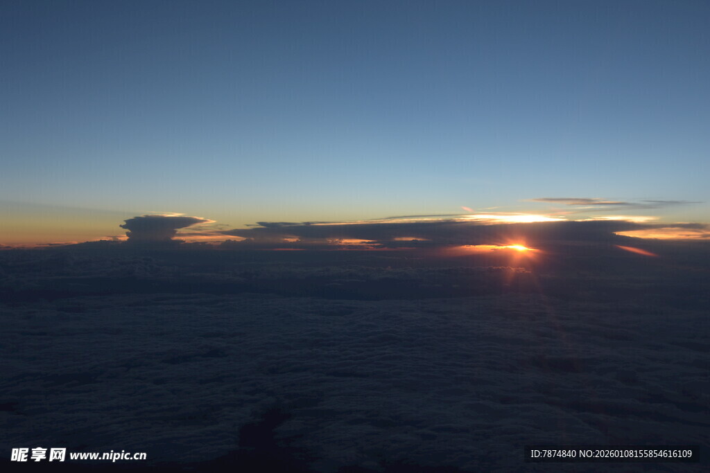 高空云海间的壮丽日出