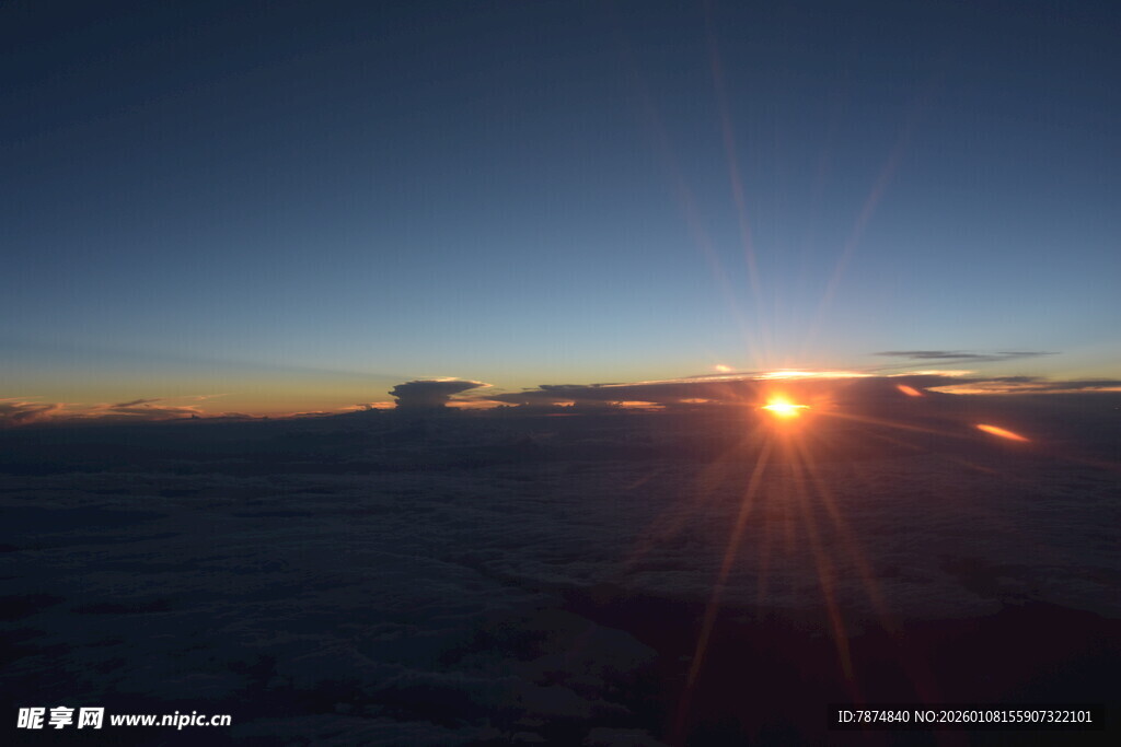 高空之上的壮丽日出景观