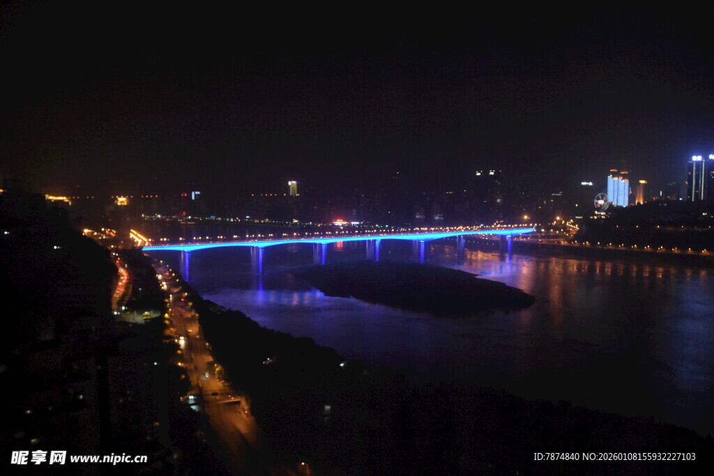 城市夜景下的绚丽桥梁