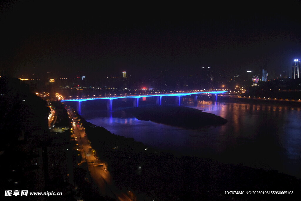 城市夜景下的绚丽桥梁