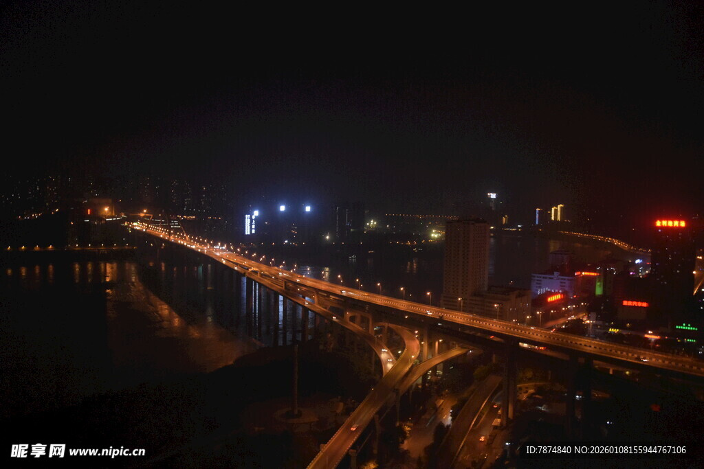 城市夜景中的璀璨桥梁