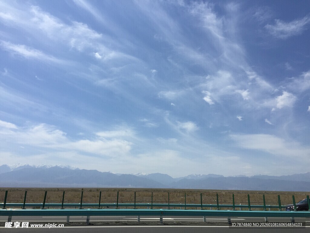 蓝天白云下的开阔风景