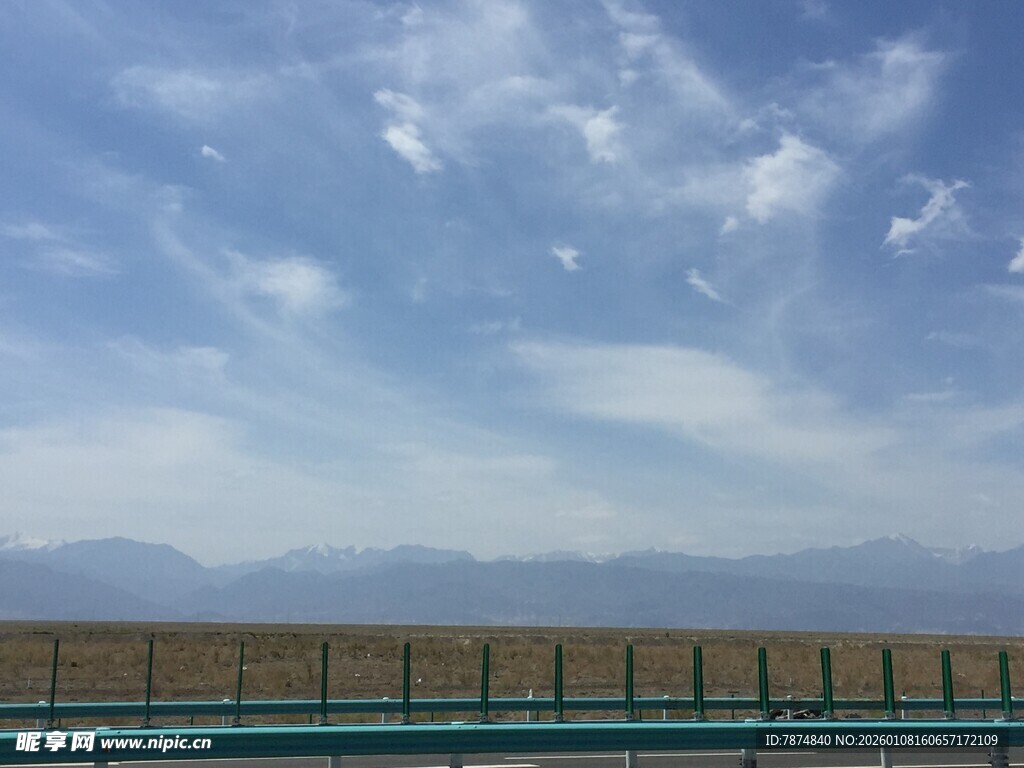 蓝天远山旁的开阔景致