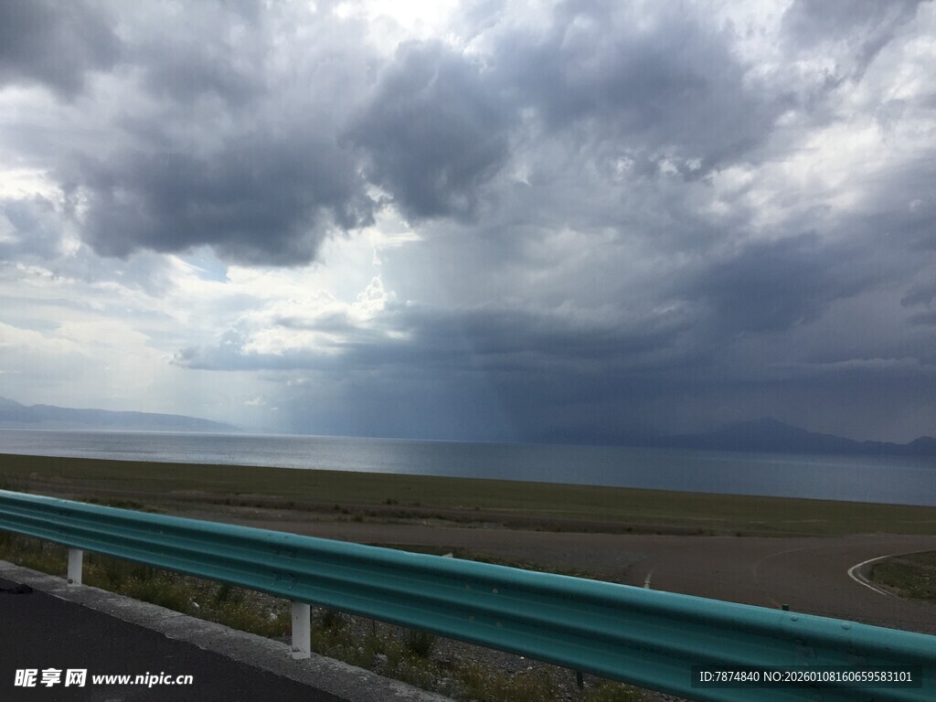 公路边的乌云与开阔景致