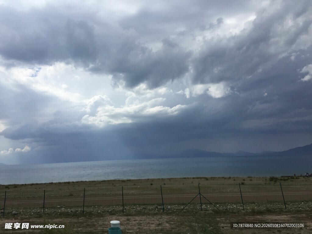 乌云下的开阔原野风光