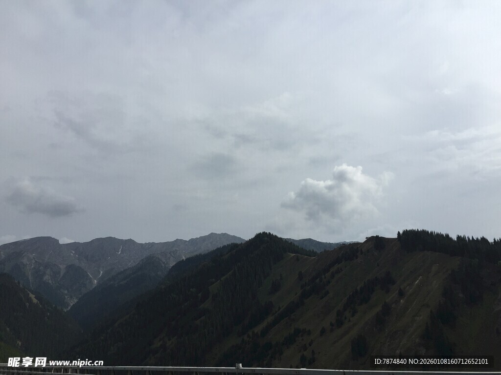 云雾缭绕的连绵山脉