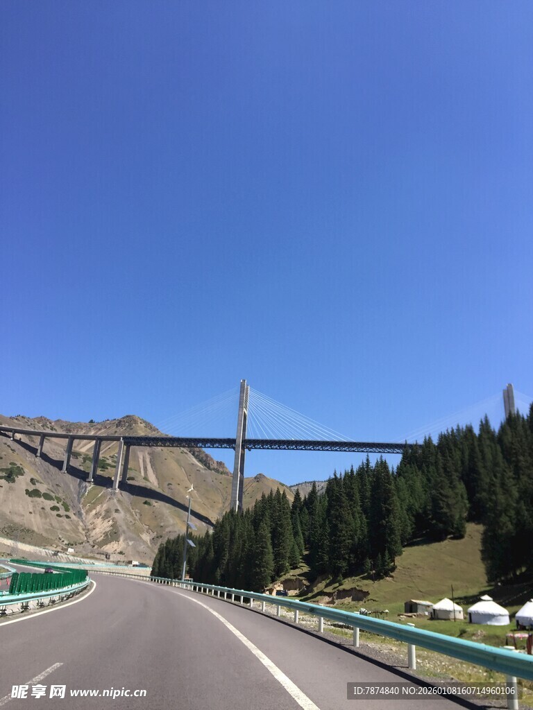 公路大桥与蓝天青山美景