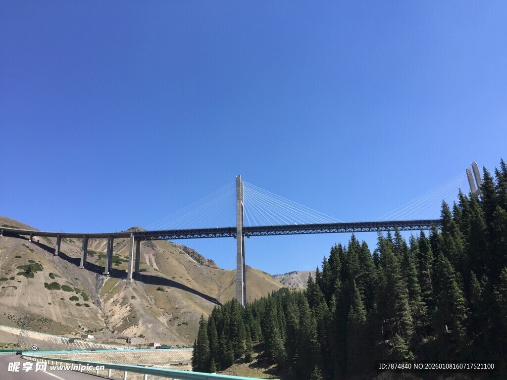 高山间的宏伟桥梁