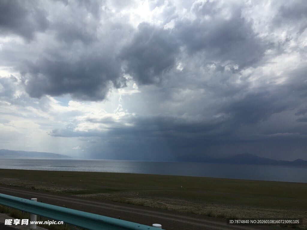 乌云笼罩下的开阔原野