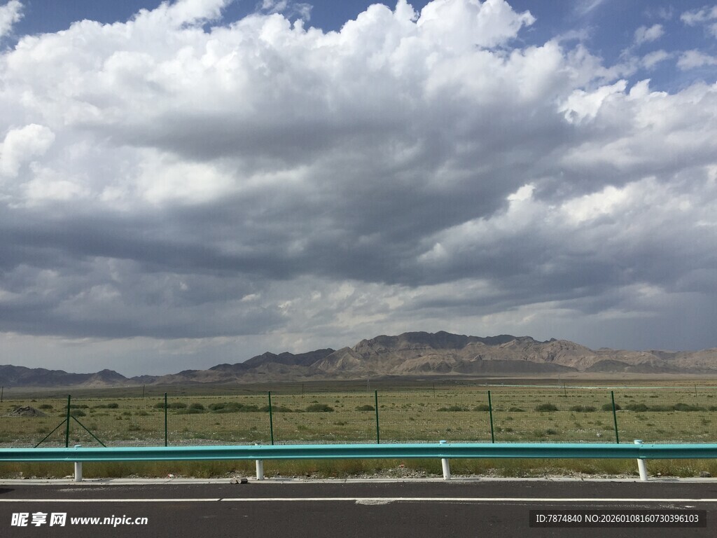 草原公路上的壮丽云天