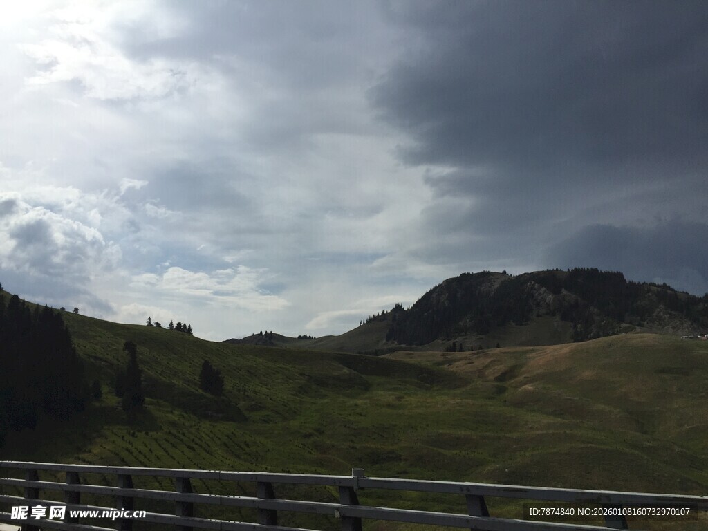 乌云笼罩下的山间风景