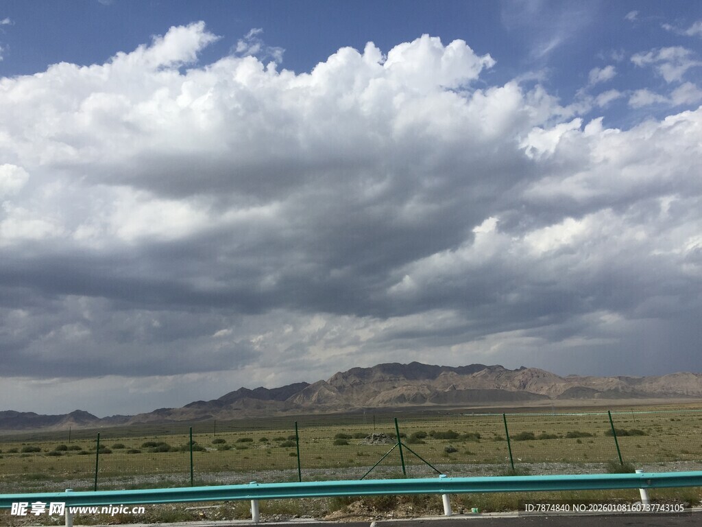 草原上的蓝天白云与远山