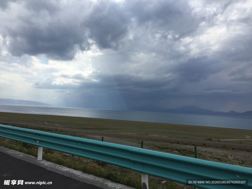 公路边乌云密布的天空