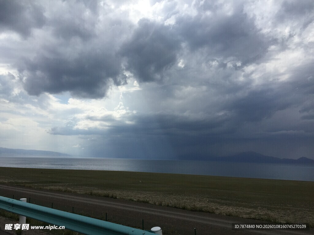 草原上空的厚重乌云