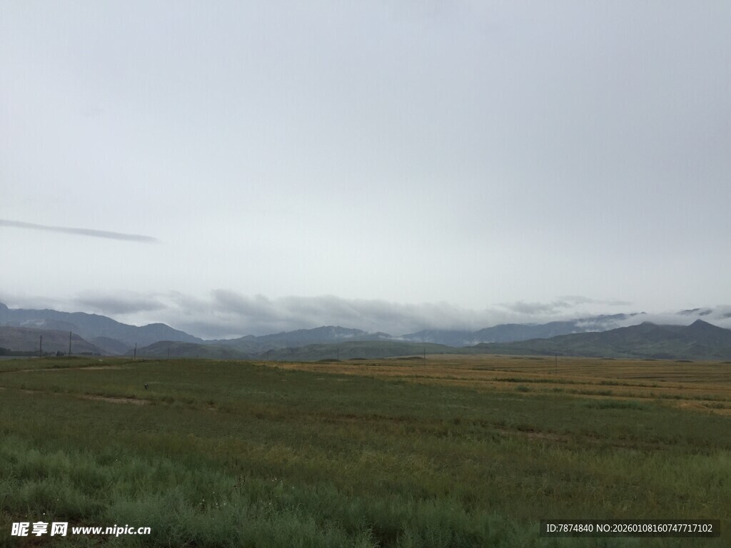 草原远景 云雾缭绕的山峦