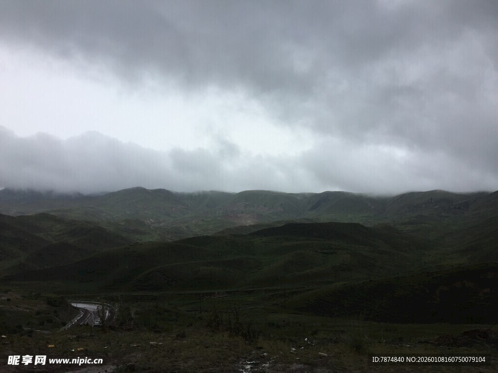 阴云笼罩下的山峦景色