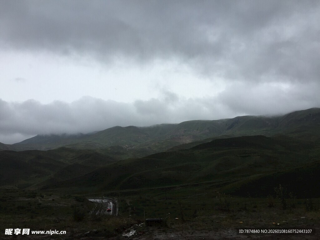 乌云笼罩下的山峦景色