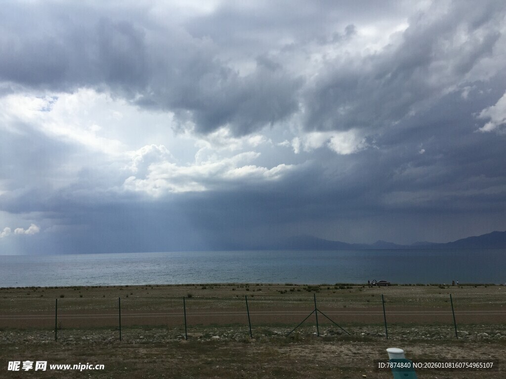 乌云下的开阔原野风光