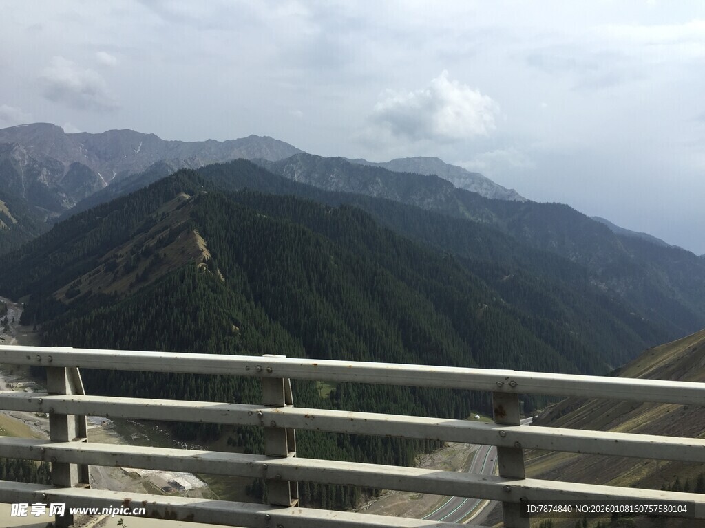 山间栏杆处的壮美山景