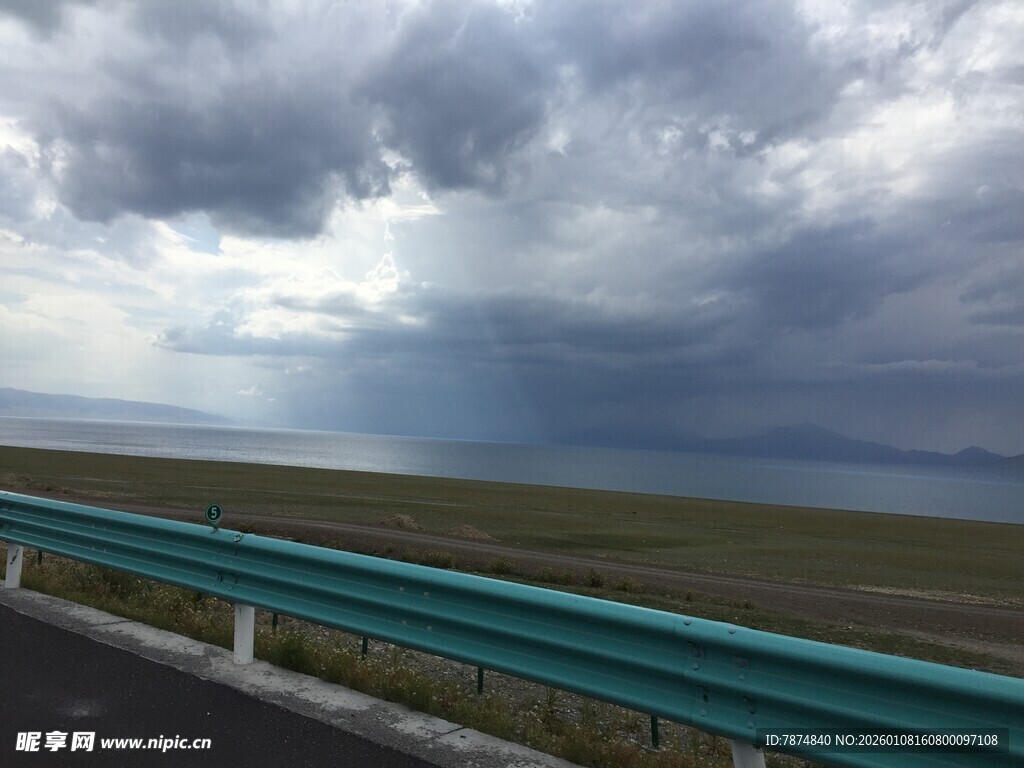 公路边的多云天空景观