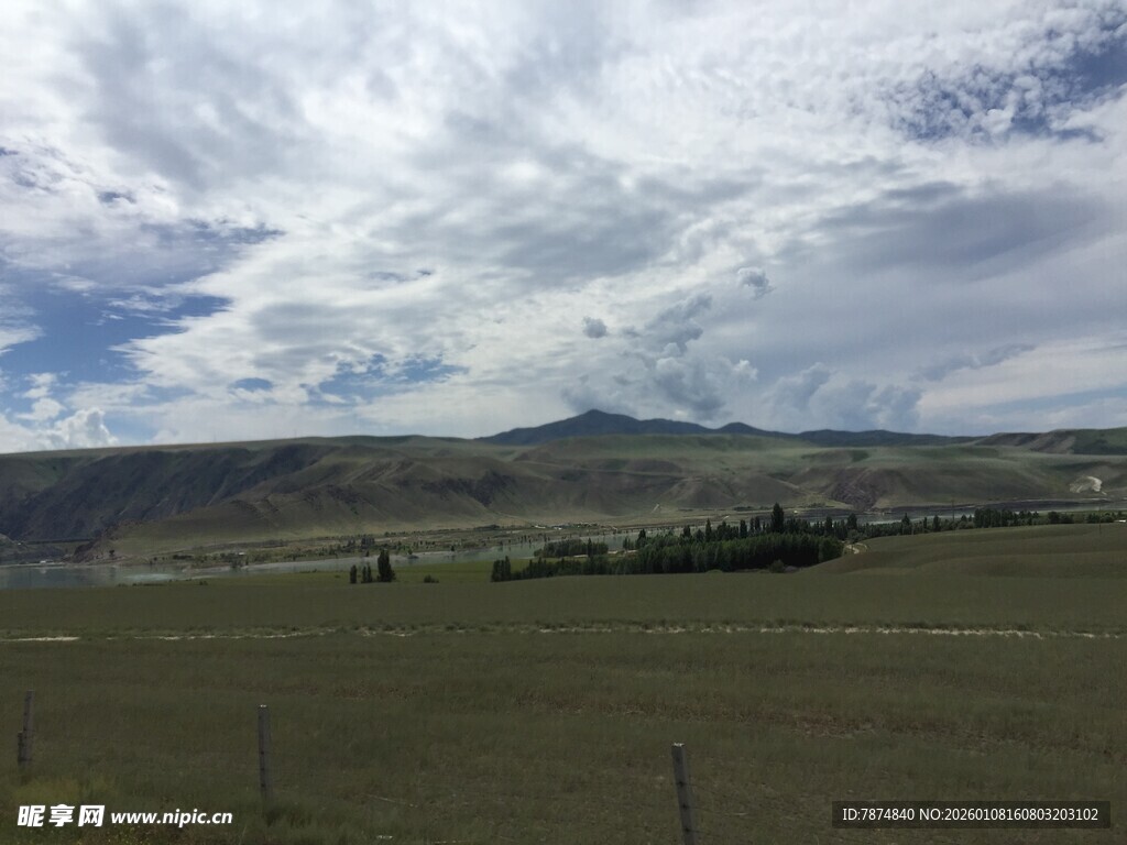 广袤草原与天际云朵景观